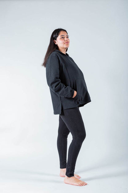 Polerón de lactancia negro con capucha, diseño oversize y cierres laterales, ideal para comodidad y práctica.