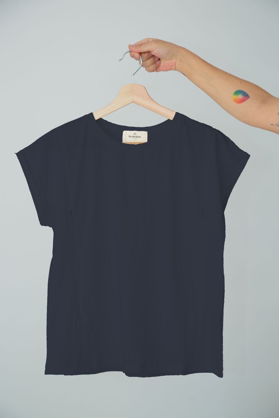 Polera de lactancia Sahr Basic en algodón Pima, color negro, con cierres invisibles para comodidad y estilo.