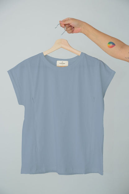 Polera de lactancia Sahr Basic de algodón Pima Peruano, color azul, con cierres invisibles para comodidad y estilo.