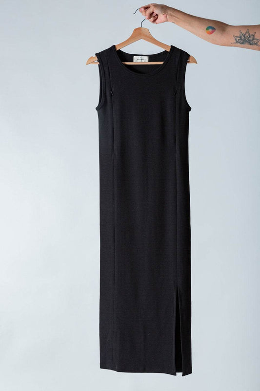Vestido de lactancia Antonieta negro de algodón Pima con cierres invisibles, ideal para comodidad y elegancia.
